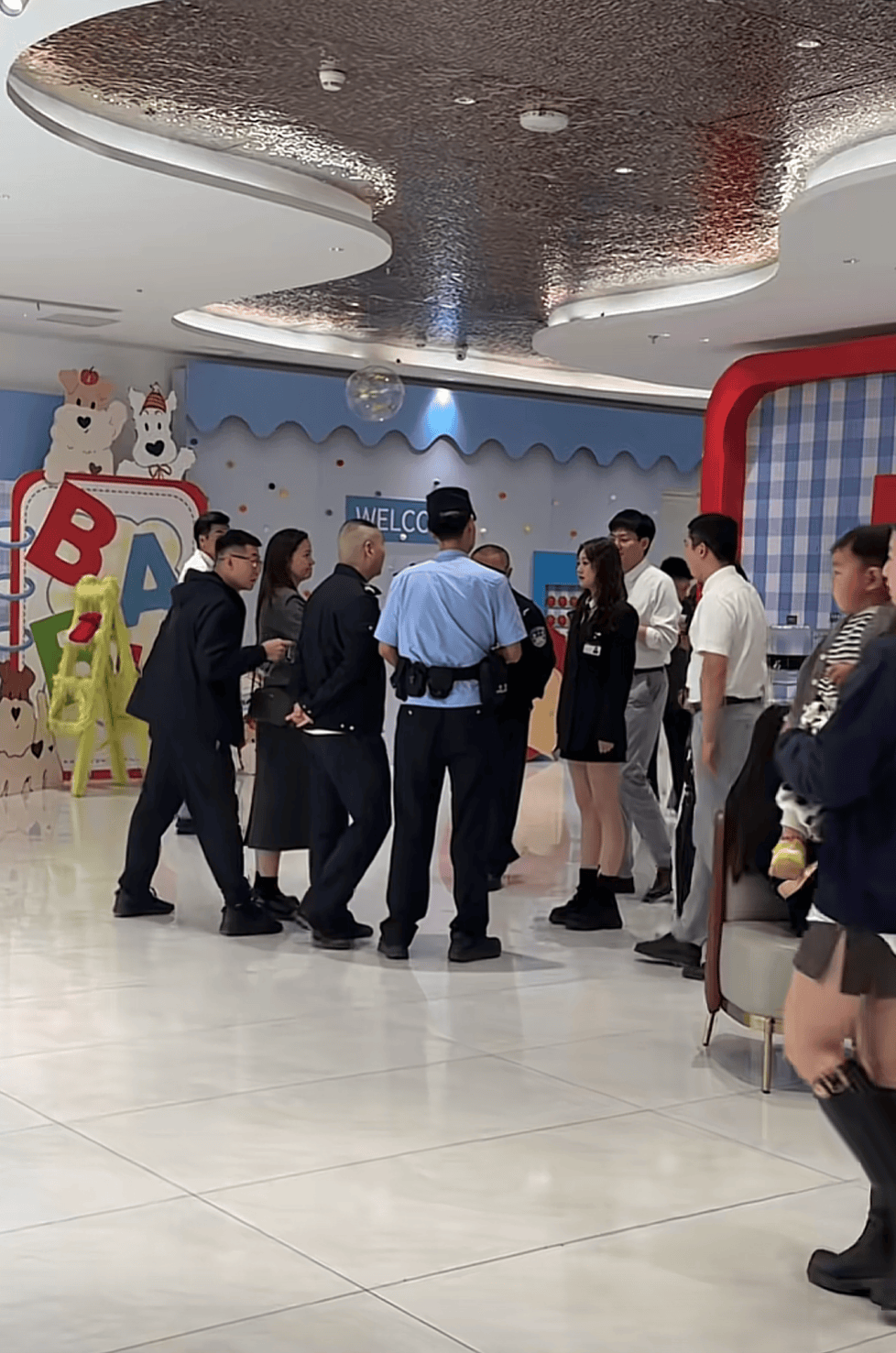 被網(wǎng)友莫名辱罵“上趕著當(dāng)后媽”，江蘇女子一年后“闖”對(duì)方婚禮要求道歉？當(dāng)事人發(fā)聲:西鳳酒
