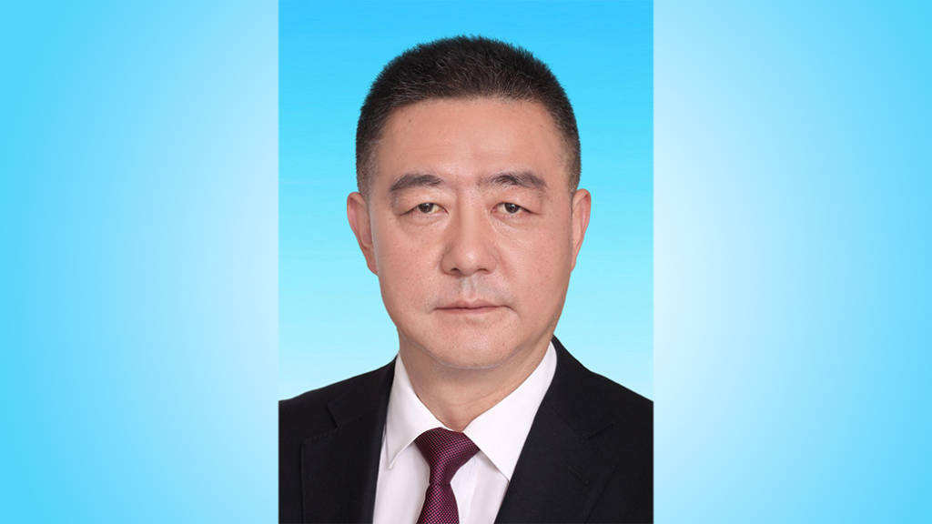 去年出任巴中市委常委、常務(wù)副市長(zhǎng)的李本勇，已轉(zhuǎn)崗市人大:西鳳酒
