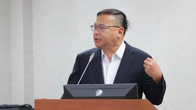 《沒出息》在兩岸爆紅<strong></p>
<p>西鳳酒
</strong>，綠營民代又喊“統(tǒng)戰(zhàn)”，臺(tái)媒：井底之蛙、自曝其短:西鳳酒

