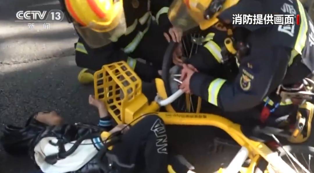 看著都疼<strong></p>
<p>西鳳酒
</strong>！上海街頭一男子突然求助：10歲女兒被死死卡??！這個(gè)行為太危險(xiǎn)→:西鳳酒
