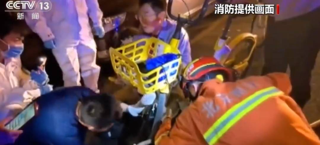 看著都疼<strong></p>
<p>西鳳酒
</strong>！上海街頭一男子突然求助：10歲女兒被死死卡??！這個(gè)行為太危險(xiǎn)→:西鳳酒
