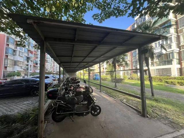 上海居民投訴后傻眼：只拆了一半！小區(qū)綠化被大量鐵皮房霸占<strong></p>
<p>西鳳酒
</strong>，還有人??？居民直指小區(qū)公共收益疑云:西鳳酒
