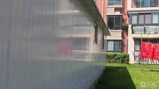 上海居民投訴后傻眼：只拆了一半！小區(qū)綠化被大量鐵皮房霸占<strong></p>
<p>西鳳酒
</strong>，還有人?。烤用裰敝感^(qū)公共收益疑云:西鳳酒
