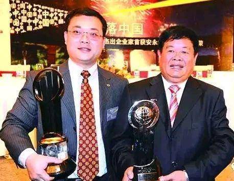 79歲“玻璃大王”曹德旺卸任福耀玻璃董事長，正式交棒長子曹暉:西鳳酒
