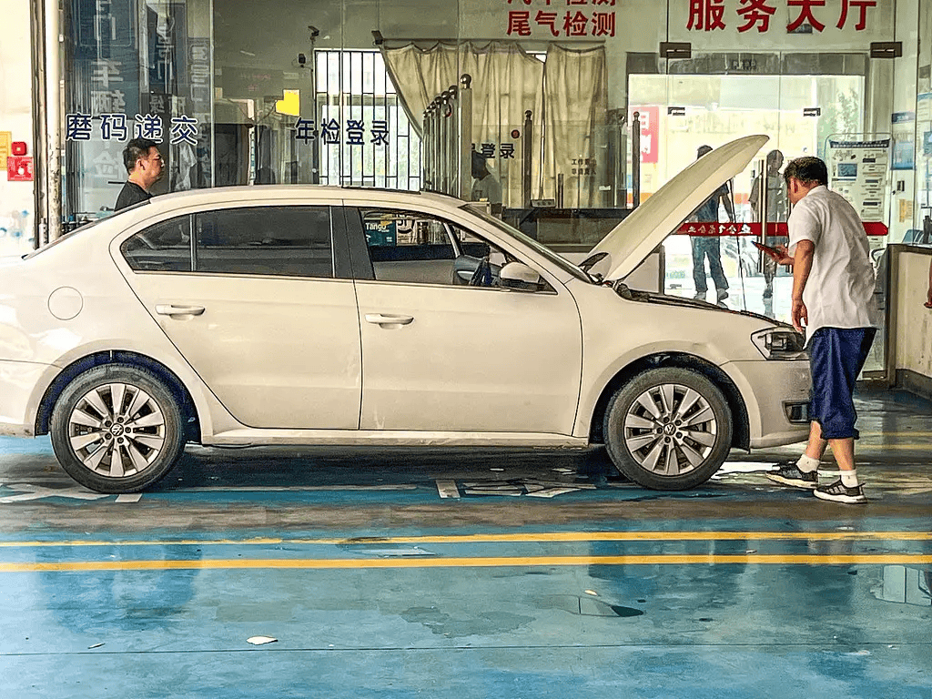 700萬蘭博基尼疑遭暴力年檢<strong></p>
<p>西鳳酒
</strong>，汽車年檢該取消嗎:西鳳酒
