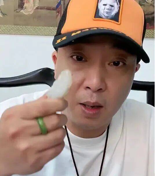 網(wǎng)紅“柴懟懟”被正式逮捕，此前因抹黑胖東來(lái)被封號(hào):西鳳酒
