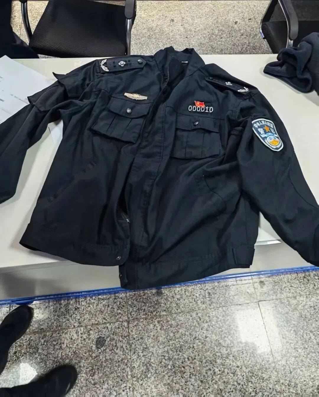 一男子身穿制服自稱“省廳領(lǐng)導”<strong></p>
<p>西鳳酒
</strong>，走進派出所“指導工作”，警方：搜查到假警服，行政拘留！:西鳳酒
