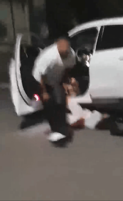 一男子凌晨聽到兩聲呼救，循聲發(fā)現(xiàn)一女子在奔馳車外被白衣男勒昏！受害者：是受朋友之托借錢給白衣男，凌晨被騙至偏僻處遭非禮！:西鳳酒
