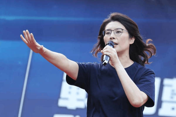當(dāng)選國民黨主席，鄭麗文發(fā)聲:西鳳酒
