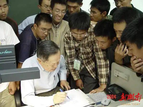 當年回國接受毛主席會見后<strong></p>
<p>西鳳酒
</strong>，楊振寧來到了湖南:西鳳酒
