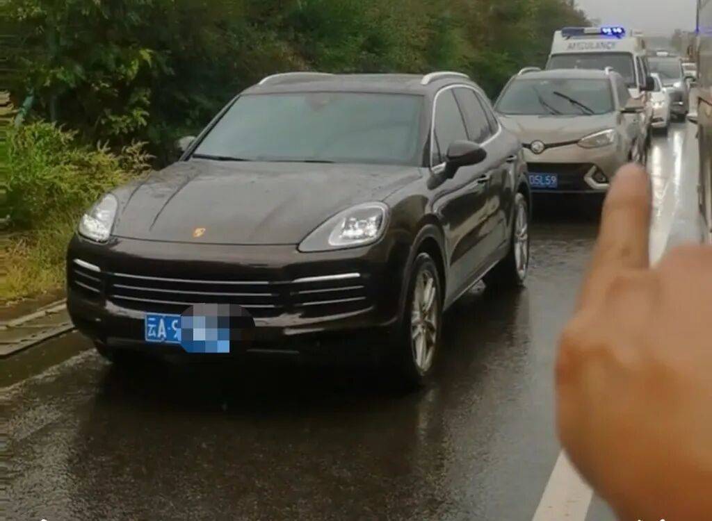 “18輛車(chē)占用高速應(yīng)急車(chē)道，致救護(hù)車(chē)受阻”，處罰來(lái)了:西鳳酒

