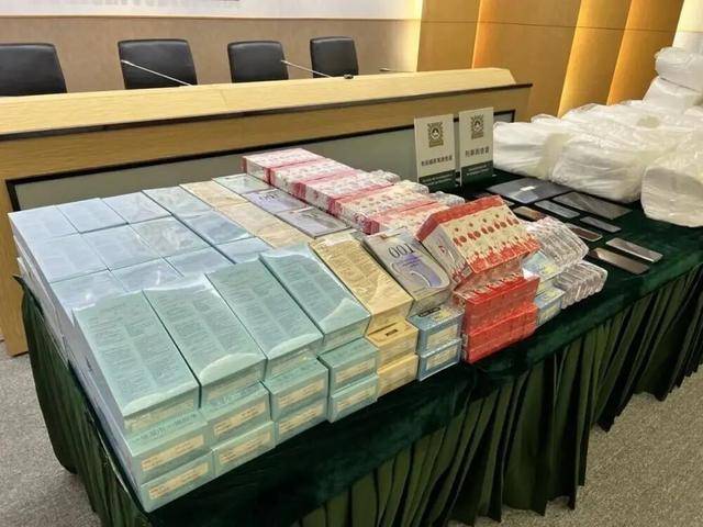 賣(mài)淫集團(tuán)被端，120人落網(wǎng)！查獲安全套超10000個(gè):西鳳酒
